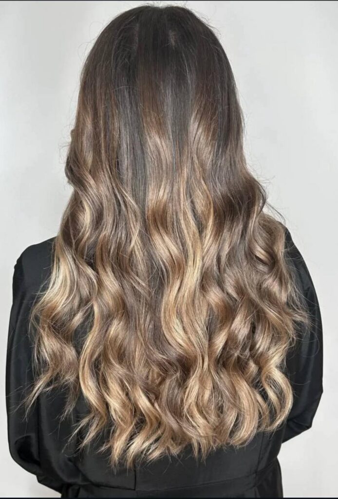 Castano con schiariture naturali e onde morbide